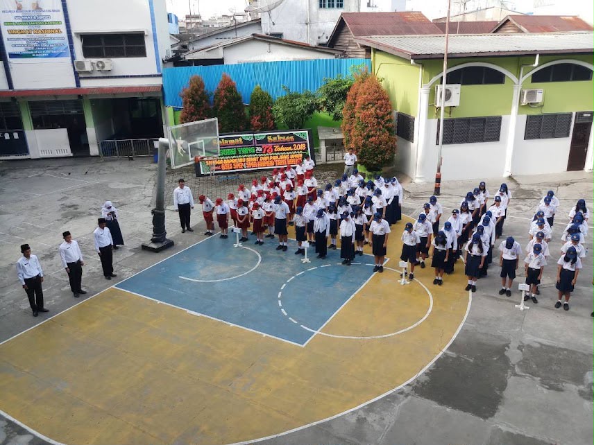 Momen kumpul di lapangan untuk penyampaian informasi terkait sekolah