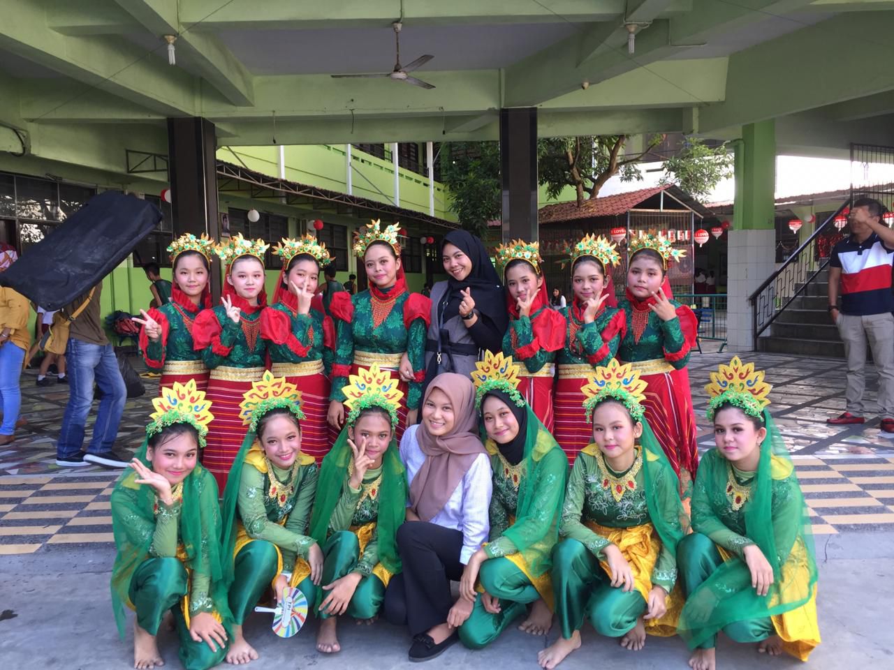 Penampilan seni tari siswa oleh team seni tari tradisional Ahmad Yani Binjai