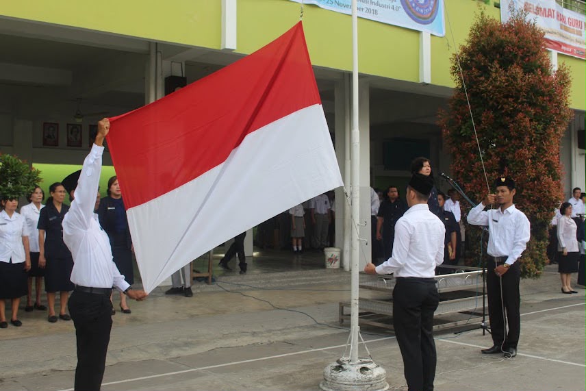 Upacara bendera yang dilaksanakan setiap senin dan hari besar nasional