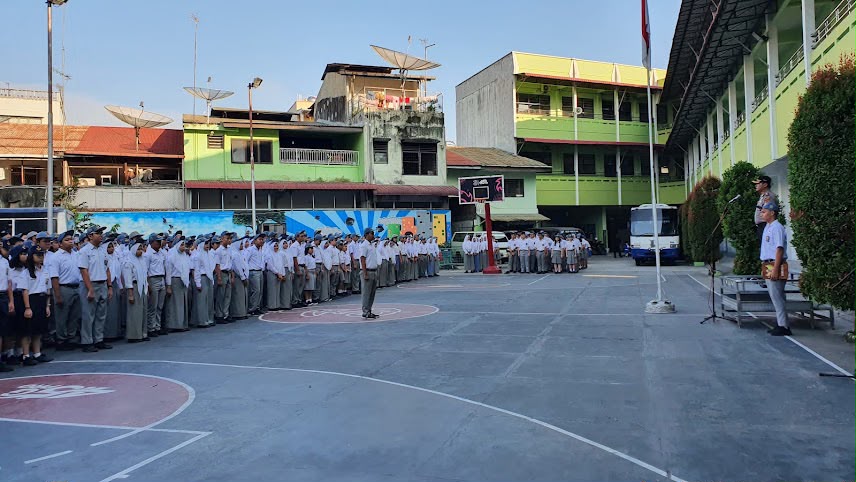 Siswa berbaris di lapangan untuk upacara bendera
